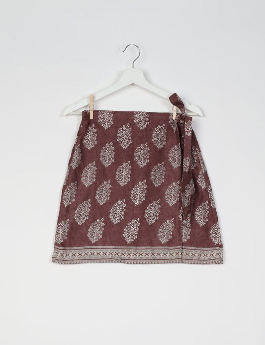 Revolutionize your look with our Wraparound Skirt – short, stylish, and suitable for all waist sizes. Ethical and sustainable, this skirt is a statement in eco-friendly fashion. Embrace conscious clothing with a touch of flair