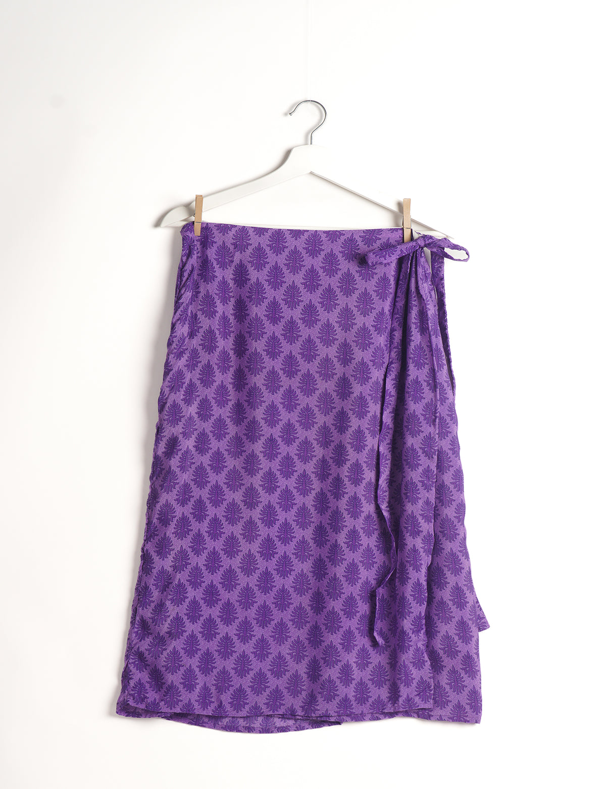 Versatile and sustainable LONG WRAPAROUND SKIRT, mid-calf length, defying convention and suitable for all waist sizes. Elevate your style with this eco-friendly and comfortable piece, creating a unique and inclusive fashion experience.