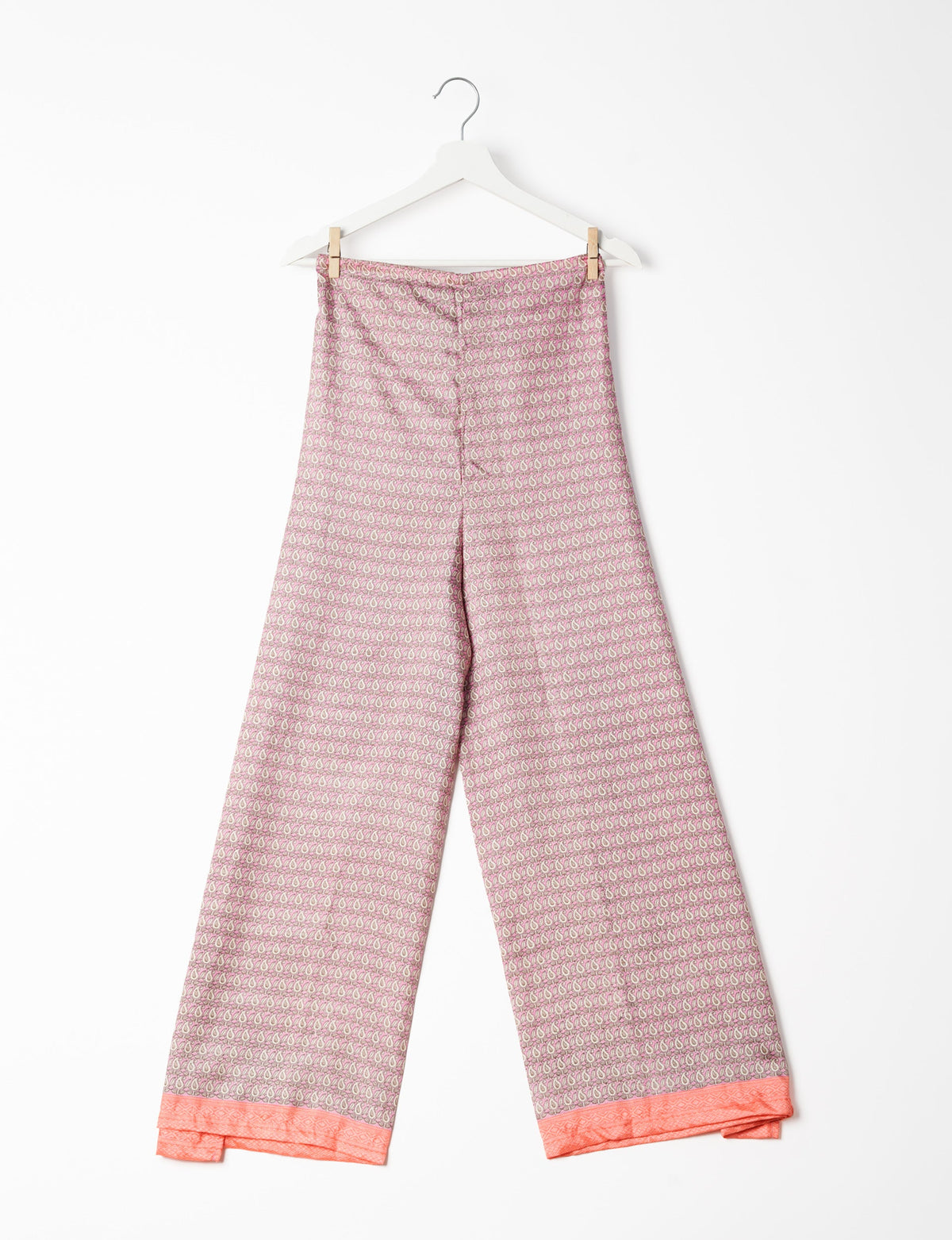Immerse yourself in the vibrant allure of our PANTA PAREO – a distinctive piece made from handpicked, pre-worn saris, and carefully reworked by local artisans. This pareo is more than just a getaway must-have; it's a sustainable statement. Ideal as a layer over a bikini or a stylish throw, it brings eco-friendly charm to any room in your home. Embrace the colorful elegance of repurposed saris with the PANTA PAREO – an essential addition to your wardrobe for conscious and stylish living.