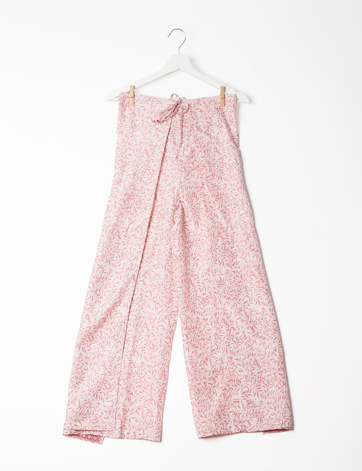 Immerse yourself in the vibrant allure of our PANTA PAREO – a distinctive piece made from handpicked, pre-worn saris, and carefully reworked by local artisans. This pareo is more than just a getaway must-have; it's a sustainable statement. Ideal as a layer over a bikini or a stylish throw, it brings eco-friendly charm to any room in your home. Embrace the colorful elegance of repurposed saris with the PANTA PAREO – an essential addition to your wardrobe for conscious and stylish living.
