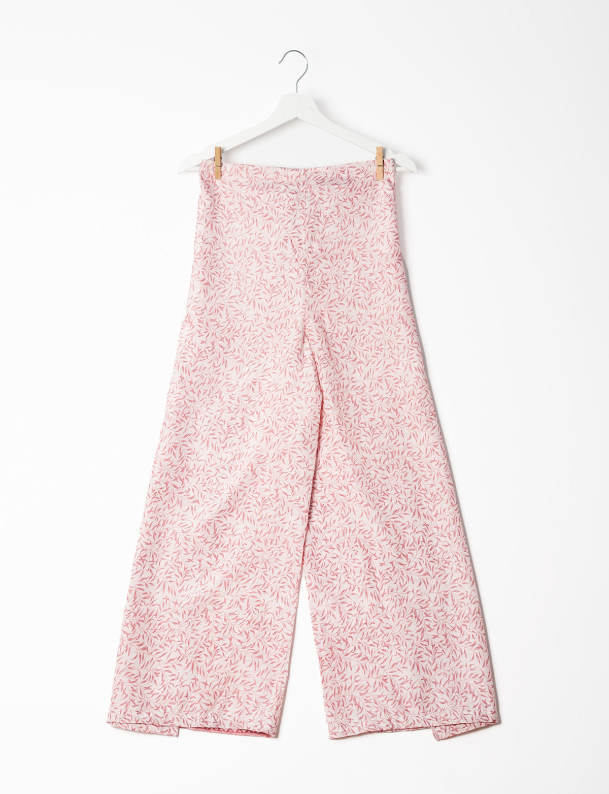 Immerse yourself in the vibrant allure of our PANTA PAREO – a distinctive piece made from handpicked, pre-worn saris, and carefully reworked by local artisans. This pareo is more than just a getaway must-have; it's a sustainable statement. Ideal as a layer over a bikini or a stylish throw, it brings eco-friendly charm to any room in your home. Embrace the colorful elegance of repurposed saris with the PANTA PAREO – an essential addition to your wardrobe for conscious and stylish living.