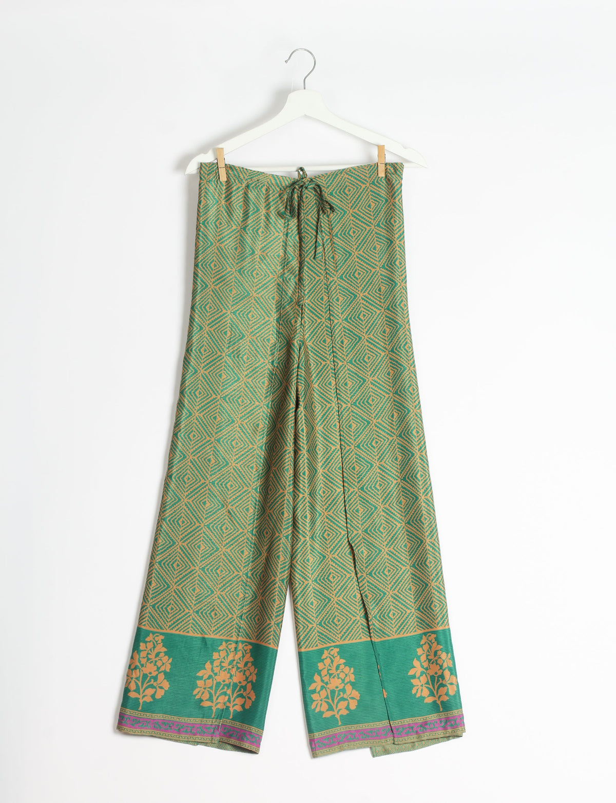 Immerse yourself in the vibrant allure of our PANTA PAREO – a distinctive piece made from handpicked, pre-worn saris, and carefully reworked by local artisans. This pareo is more than just a getaway must-have; it's a sustainable statement. Ideal as a layer over a bikini or a stylish throw, it brings eco-friendly charm to any room in your home. Embrace the colorful elegance of repurposed saris with the PANTA PAREO – an essential addition to your wardrobe for conscious and stylish living.