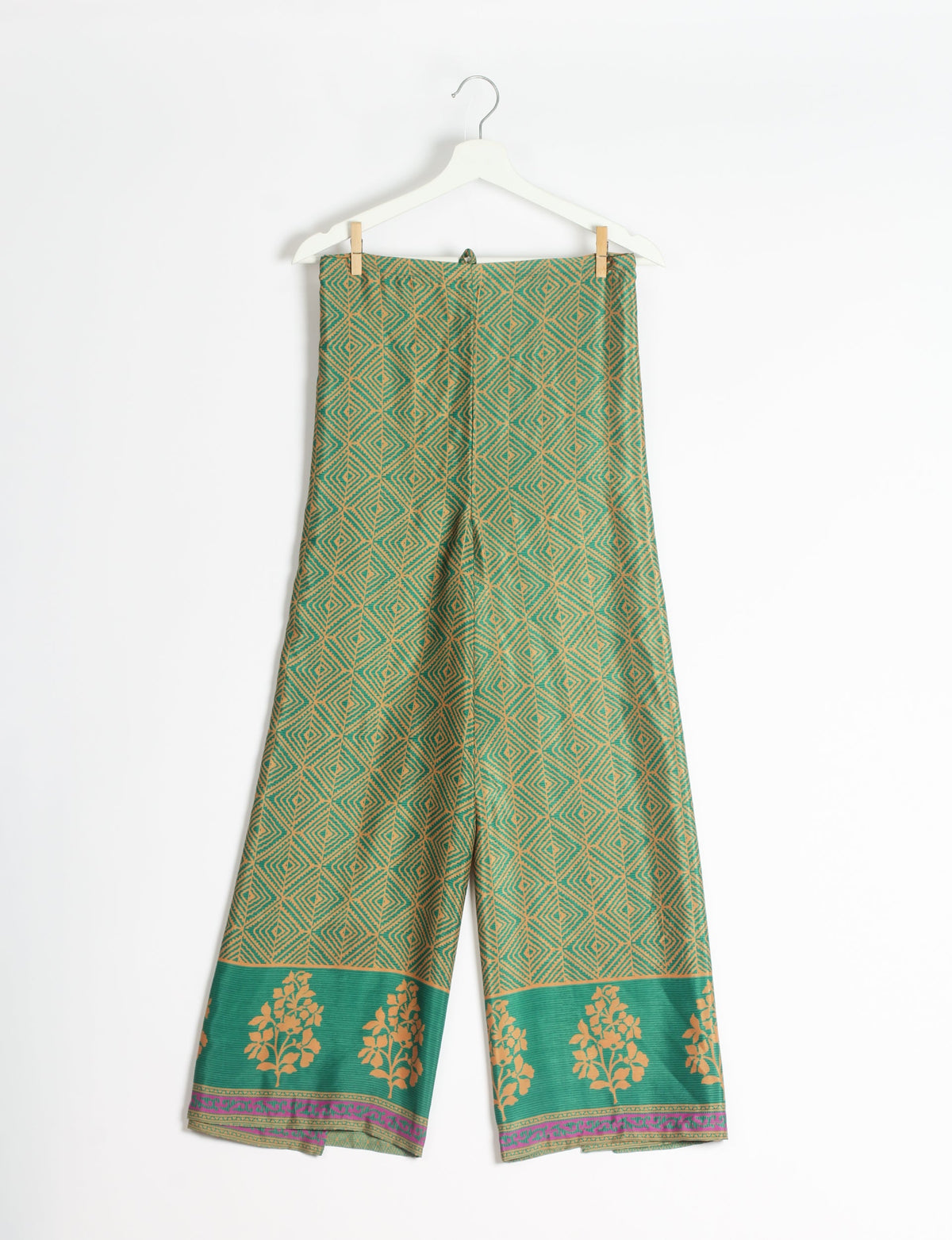 Immerse yourself in the vibrant allure of our PANTA PAREO – a distinctive piece made from handpicked, pre-worn saris, and carefully reworked by local artisans. This pareo is more than just a getaway must-have; it's a sustainable statement. Ideal as a layer over a bikini or a stylish throw, it brings eco-friendly charm to any room in your home. Embrace the colorful elegance of repurposed saris with the PANTA PAREO – an essential addition to your wardrobe for conscious and stylish living.