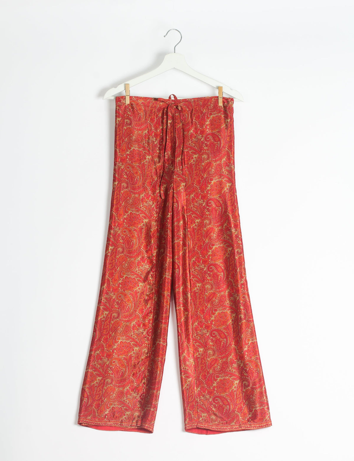 Immerse yourself in the vibrant allure of our PANTA PAREO – a distinctive piece made from handpicked, pre-worn saris, and carefully reworked by local artisans. This pareo is more than just a getaway must-have; it's a sustainable statement. Ideal as a layer over a bikini or a stylish throw, it brings eco-friendly charm to any room in your home. Embrace the colorful elegance of repurposed saris with the PANTA PAREO – an essential addition to your wardrobe for conscious and stylish living.