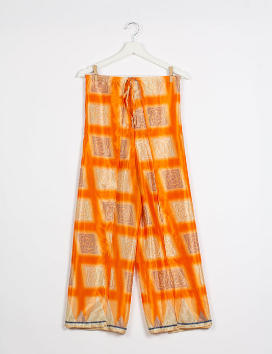 Immerse yourself in the vibrant allure of our PANTA PAREO – a distinctive piece made from handpicked, pre-worn saris, and carefully reworked by local artisans. This pareo is more than just a getaway must-have; it's a sustainable statement. Ideal as a layer over a bikini or a stylish throw, it brings eco-friendly charm to any room in your home. Embrace the colorful elegance of repurposed saris with the PANTA PAREO – an essential addition to your wardrobe for conscious and stylish living.