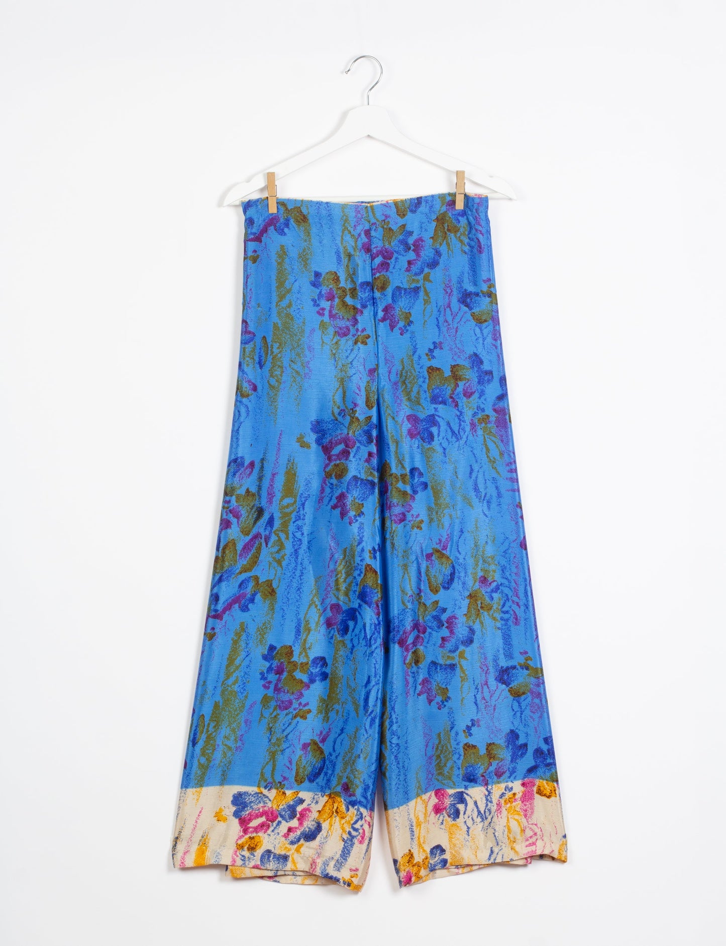 Immerse yourself in the vibrant allure of our PANTA PAREO – a distinctive piece made from handpicked, pre-worn saris, and carefully reworked by local artisans. This pareo is more than just a getaway must-have; it's a sustainable statement. Ideal as a layer over a bikini or a stylish throw, it brings eco-friendly charm to any room in your home. Embrace the colorful elegance of repurposed saris with the PANTA PAREO – an essential addition to your wardrobe for conscious and stylish living.