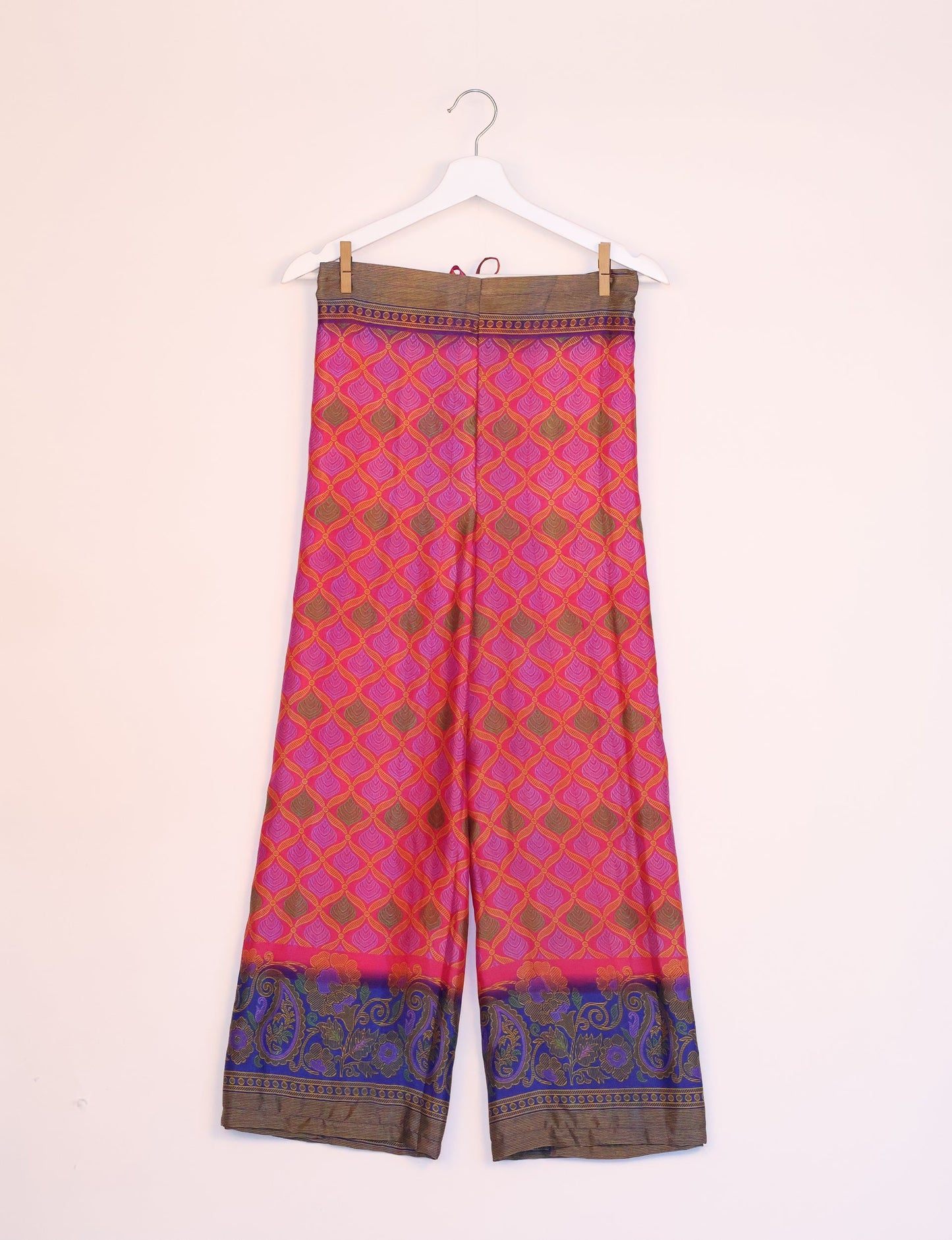 Immerse yourself in the vibrant allure of our PANTA PAREO – a distinctive piece made from handpicked, pre-worn saris, and carefully reworked by local artisans. This pareo is more than just a getaway must-have; it's a sustainable statement. Ideal as a layer over a bikini or a stylish throw, it brings eco-friendly charm to any room in your home. Embrace the colorful elegance of repurposed saris with the PANTA PAREO – an essential addition to your wardrobe for conscious and stylish living.