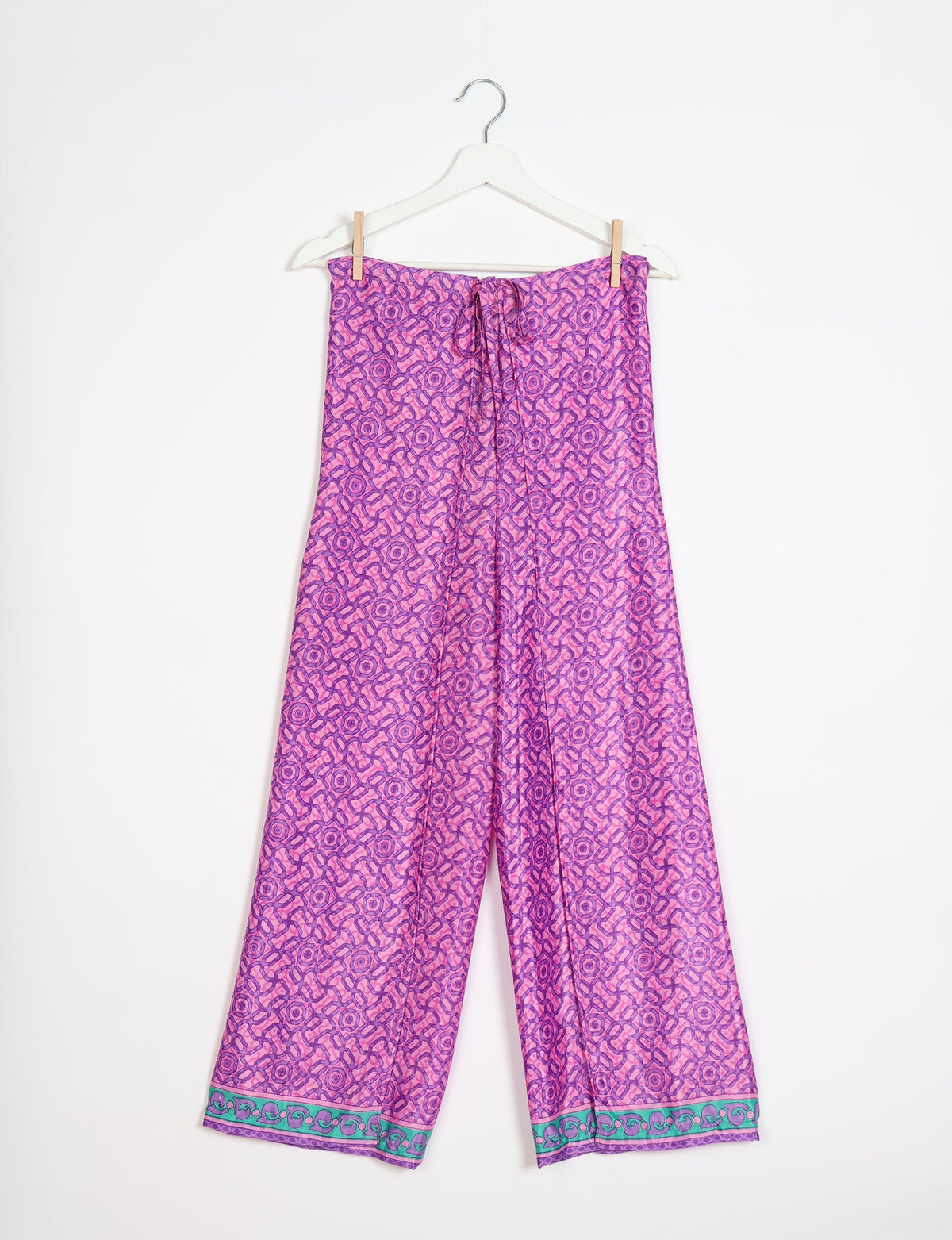 Immerse yourself in the vibrant allure of our PANTA PAREO – a distinctive piece made from handpicked, pre-worn saris, and carefully reworked by local artisans. This pareo is more than just a getaway must-have; it's a sustainable statement. Ideal as a layer over a bikini or a stylish throw, it brings eco-friendly charm to any room in your home. Embrace the colorful elegance of repurposed saris with the PANTA PAREO – an essential addition to your wardrobe for conscious and stylish living.