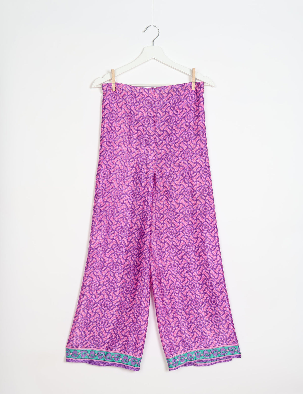 Immerse yourself in the vibrant allure of our PANTA PAREO – a distinctive piece made from handpicked, pre-worn saris, and carefully reworked by local artisans. This pareo is more than just a getaway must-have; it's a sustainable statement. Ideal as a layer over a bikini or a stylish throw, it brings eco-friendly charm to any room in your home. Embrace the colorful elegance of repurposed saris with the PANTA PAREO – an essential addition to your wardrobe for conscious and stylish living.