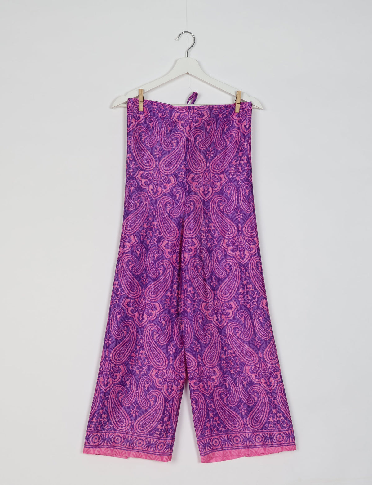 Immerse yourself in the vibrant allure of our PANTA PAREO – a distinctive piece made from handpicked, pre-worn saris, and carefully reworked by local artisans. This pareo is more than just a getaway must-have; it's a sustainable statement. Ideal as a layer over a bikini or a stylish throw, it brings eco-friendly charm to any room in your home. Embrace the colorful elegance of repurposed saris with the PANTA PAREO – an essential addition to your wardrobe for conscious and stylish living.