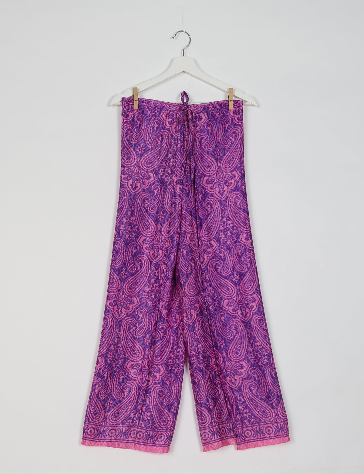 Immerse yourself in the vibrant allure of our PANTA PAREO – a distinctive piece made from handpicked, pre-worn saris, and carefully reworked by local artisans. This pareo is more than just a getaway must-have; it's a sustainable statement. Ideal as a layer over a bikini or a stylish throw, it brings eco-friendly charm to any room in your home. Embrace the colorful elegance of repurposed saris with the PANTA PAREO – an essential addition to your wardrobe for conscious and stylish living.