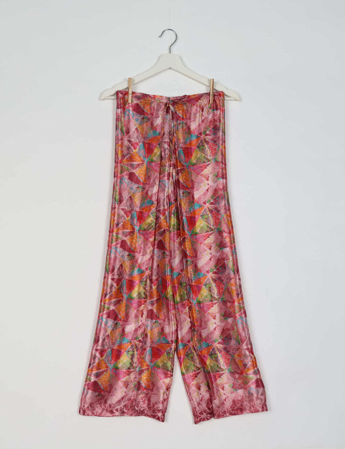 Immerse yourself in the vibrant allure of our PANTA PAREO – a distinctive piece made from handpicked, pre-worn saris, and carefully reworked by local artisans. This pareo is more than just a getaway must-have; it's a sustainable statement. Ideal as a layer over a bikini or a stylish throw, it brings eco-friendly charm to any room in your home. Embrace the colorful elegance of repurposed saris with the PANTA PAREO – an essential addition to your wardrobe for conscious and stylish living.