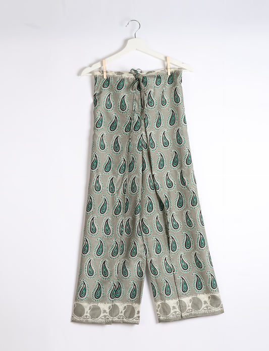 Immerse yourself in the vibrant allure of our PANTA PAREO – a distinctive piece made from handpicked, pre-worn saris, and carefully reworked by local artisans. This pareo is more than just a getaway must-have; it's a sustainable statement. Ideal as a layer over a bikini or a stylish throw, it brings eco-friendly charm to any room in your home. Embrace the colorful elegance of repurposed saris with the PANTA PAREO – an essential addition to your wardrobe for conscious and stylish living.