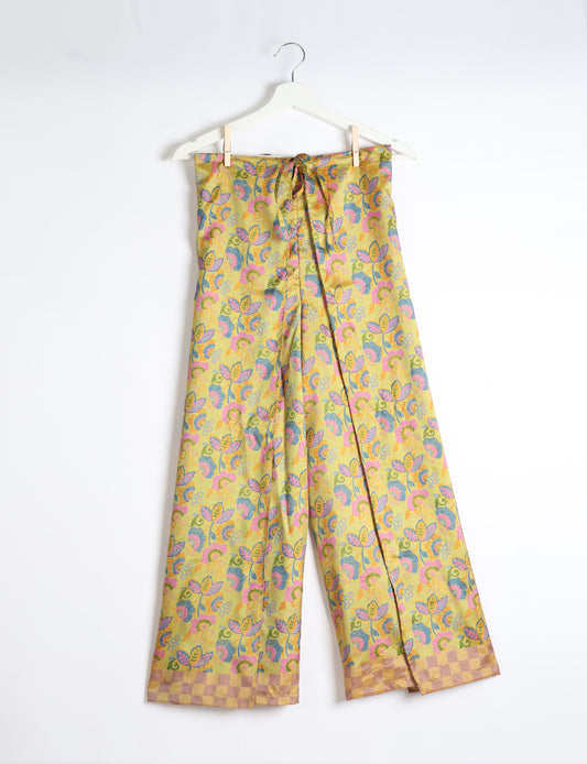 Immerse yourself in the vibrant allure of our PANTA PAREO – a distinctive piece made from handpicked, pre-worn saris, and carefully reworked by local artisans. This pareo is more than just a getaway must-have; it's a sustainable statement. Ideal as a layer over a bikini or a stylish throw, it brings eco-friendly charm to any room in your home. Embrace the colorful elegance of repurposed saris with the PANTA PAREO – an essential addition to your wardrobe for conscious and stylish living.