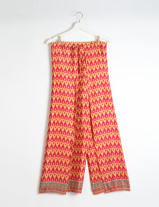 Immerse yourself in the vibrant allure of our PANTA PAREO – a distinctive piece made from handpicked, pre-worn saris, and carefully reworked by local artisans. This pareo is more than just a getaway must-have; it's a sustainable statement. Ideal as a layer over a bikini or a stylish throw, it brings eco-friendly charm to any room in your home. Embrace the colorful elegance of repurposed saris with the PANTA PAREO – an essential addition to your wardrobe for conscious and stylish living.