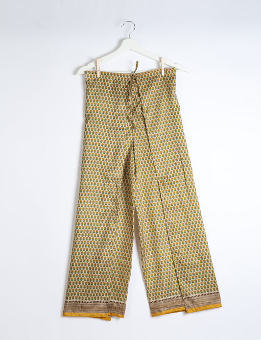 Immerse yourself in the vibrant allure of our PANTA PAREO – a distinctive piece made from handpicked, pre-worn saris, and carefully reworked by local artisans. This pareo is more than just a getaway must-have; it's a sustainable statement. Ideal as a layer over a bikini or a stylish throw, it brings eco-friendly charm to any room in your home. Embrace the colorful elegance of repurposed saris with the PANTA PAREO – an essential addition to your wardrobe for conscious and stylish living.