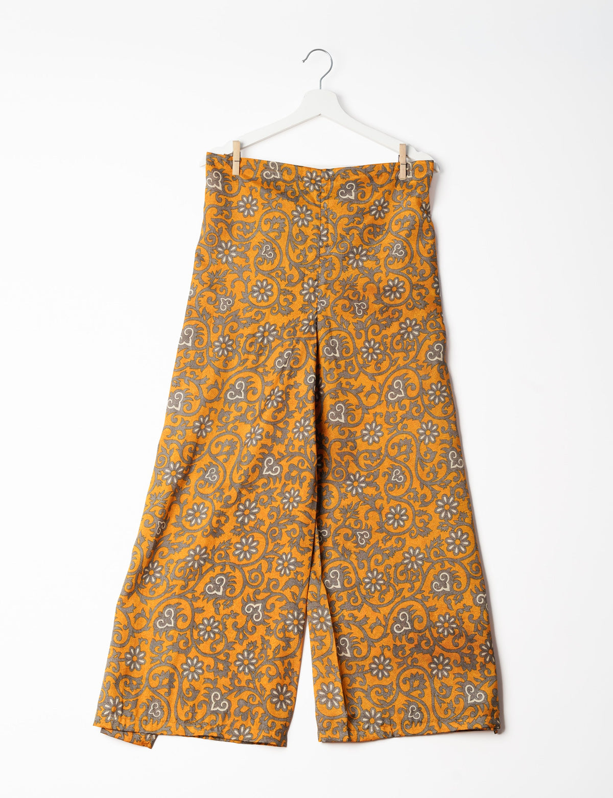 Immerse yourself in the vibrant allure of our PANTA PAREO – a distinctive piece made from handpicked, pre-worn saris, and carefully reworked by local artisans. This pareo is more than just a getaway must-have; it's a sustainable statement. Ideal as a layer over a bikini or a stylish throw, it brings eco-friendly charm to any room in your home. Embrace the colorful elegance of repurposed saris with the PANTA PAREO – an essential addition to your wardrobe for conscious and stylish living.
