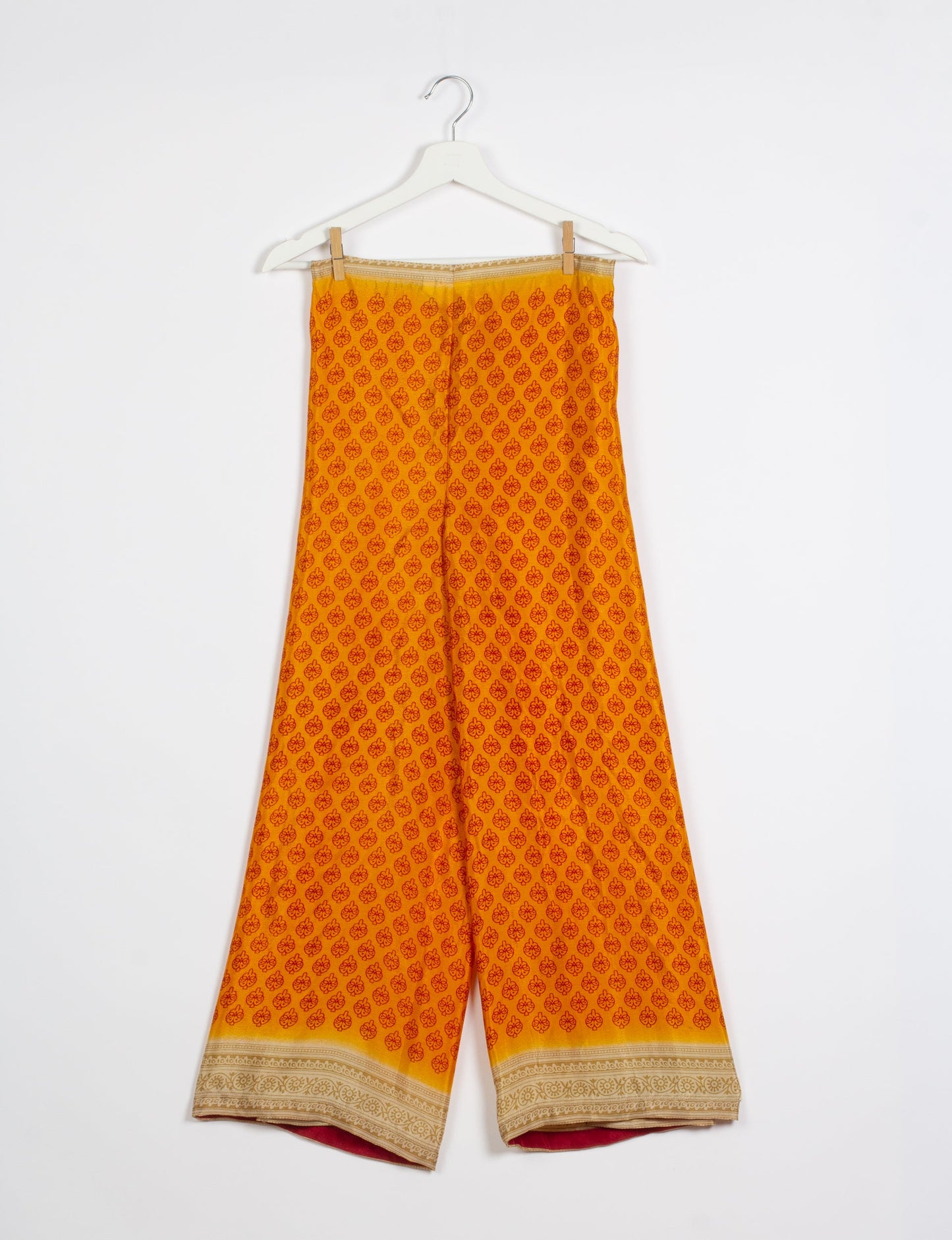 Immerse yourself in the vibrant allure of our PANTA PAREO – a distinctive piece made from handpicked, pre-worn saris, and carefully reworked by local artisans. This pareo is more than just a getaway must-have; it's a sustainable statement. Ideal as a layer over a bikini or a stylish throw, it brings eco-friendly charm to any room in your home. Embrace the colorful elegance of repurposed saris with the PANTA PAREO – an essential addition to your wardrobe for conscious and stylish living.