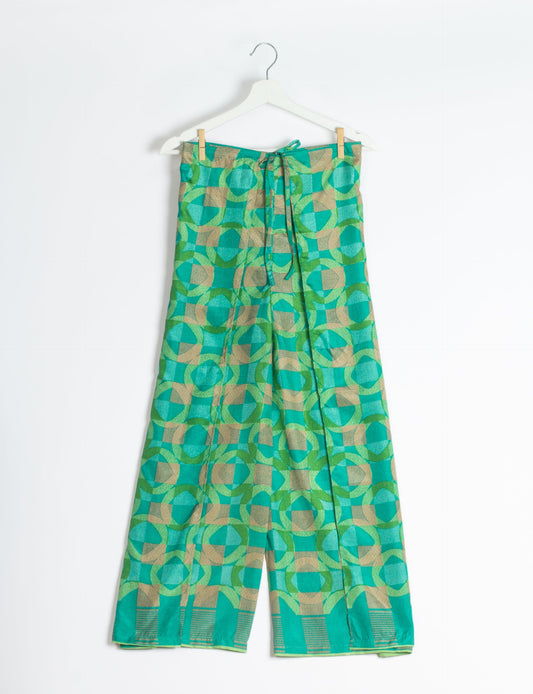 Immerse yourself in the vibrant allure of our PANTA PAREO – a distinctive piece made from handpicked, pre-worn saris, and carefully reworked by local artisans. This pareo is more than just a getaway must-have; it's a sustainable statement. Ideal as a layer over a bikini or a stylish throw, it brings eco-friendly charm to any room in your home. Embrace the colorful elegance of repurposed saris with the PANTA PAREO – an essential addition to your wardrobe for conscious and stylish living.