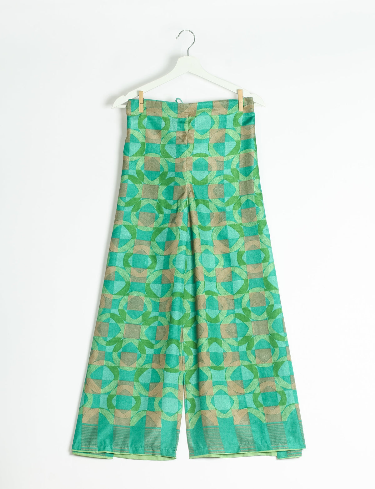 Immerse yourself in the vibrant allure of our PANTA PAREO – a distinctive piece made from handpicked, pre-worn saris, and carefully reworked by local artisans. This pareo is more than just a getaway must-have; it's a sustainable statement. Ideal as a layer over a bikini or a stylish throw, it brings eco-friendly charm to any room in your home. Embrace the colorful elegance of repurposed saris with the PANTA PAREO – an essential addition to your wardrobe for conscious and stylish living.
