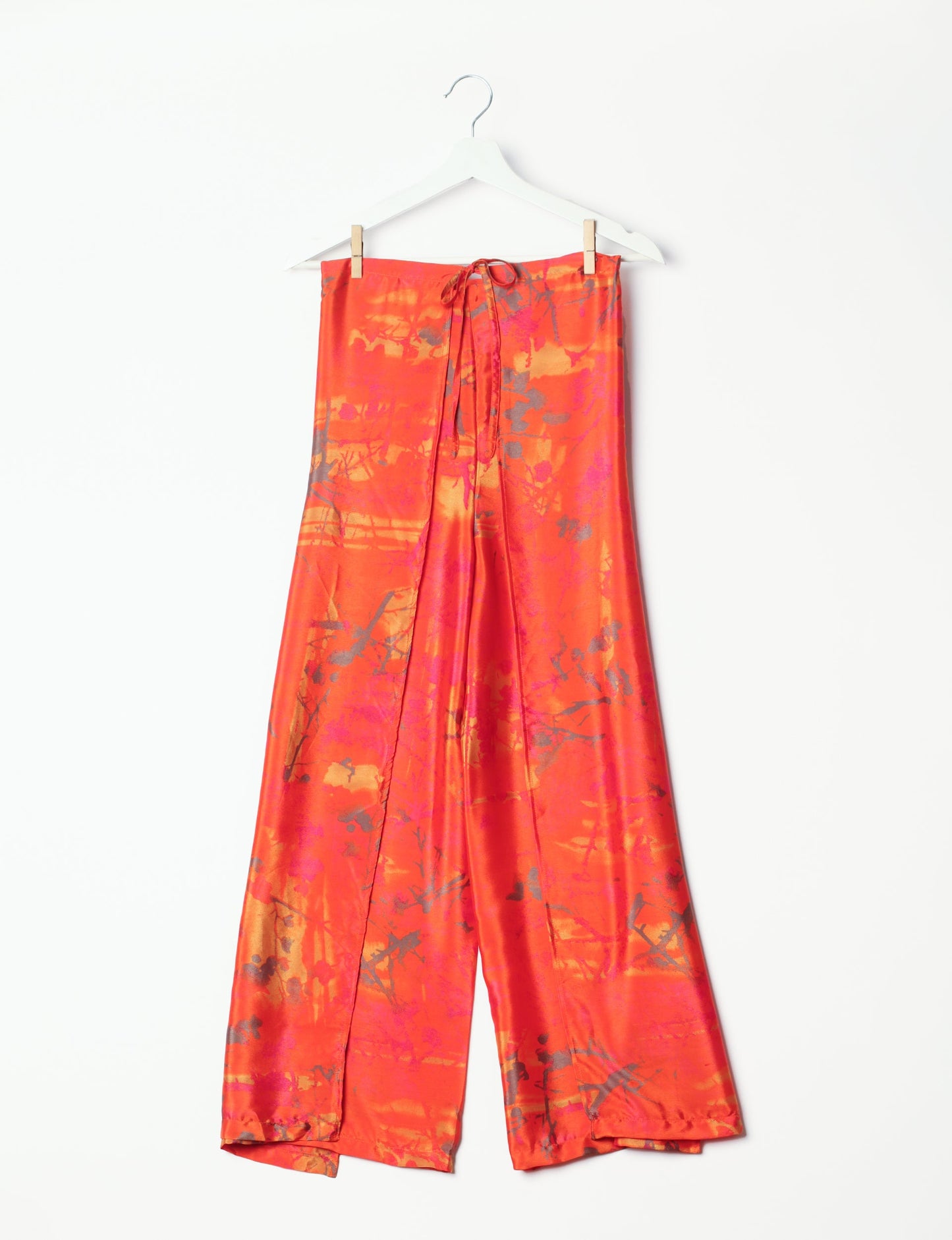 Immerse yourself in the vibrant allure of our PANTA PAREO – a distinctive piece made from handpicked, pre-worn saris, and carefully reworked by local artisans. This pareo is more than just a getaway must-have; it's a sustainable statement. Ideal as a layer over a bikini or a stylish throw, it brings eco-friendly charm to any room in your home. Embrace the colorful elegance of repurposed saris with the PANTA PAREO – an essential addition to your wardrobe for conscious and stylish living.