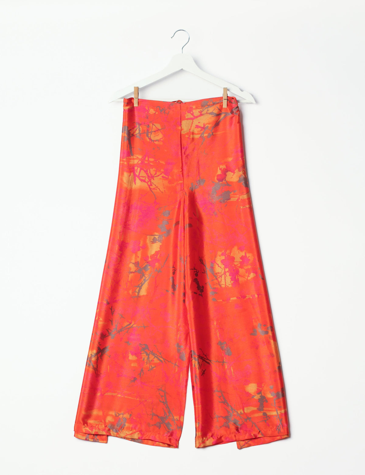 Immerse yourself in the vibrant allure of our PANTA PAREO – a distinctive piece made from handpicked, pre-worn saris, and carefully reworked by local artisans. This pareo is more than just a getaway must-have; it's a sustainable statement. Ideal as a layer over a bikini or a stylish throw, it brings eco-friendly charm to any room in your home. Embrace the colorful elegance of repurposed saris with the PANTA PAREO – an essential addition to your wardrobe for conscious and stylish living.