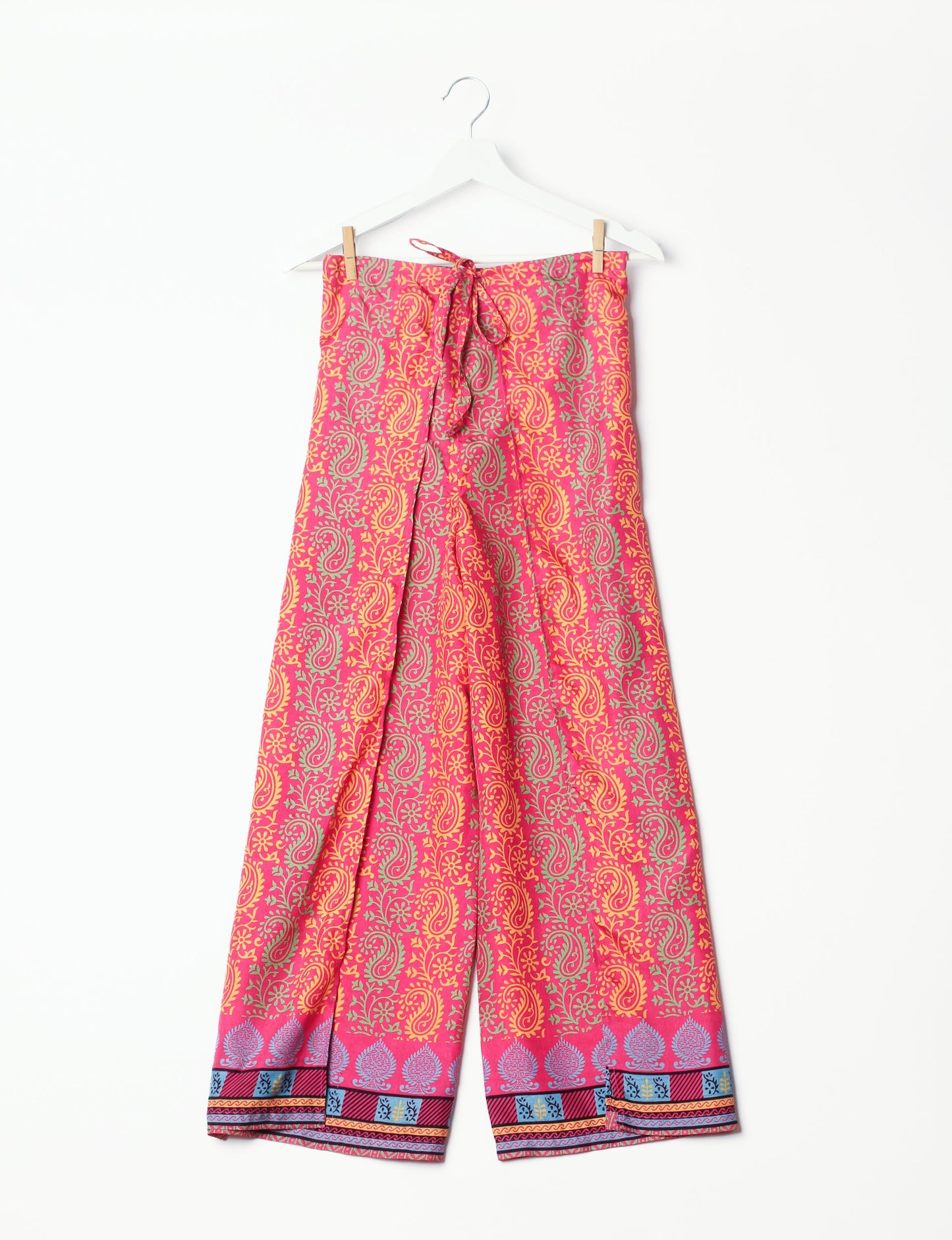 Immerse yourself in the vibrant allure of our PANTA PAREO – a distinctive piece made from handpicked, pre-worn saris, and carefully reworked by local artisans. This pareo is more than just a getaway must-have; it's a sustainable statement. Ideal as a layer over a bikini or a stylish throw, it brings eco-friendly charm to any room in your home. Embrace the colorful elegance of repurposed saris with the PANTA PAREO – an essential addition to your wardrobe for conscious and stylish living.