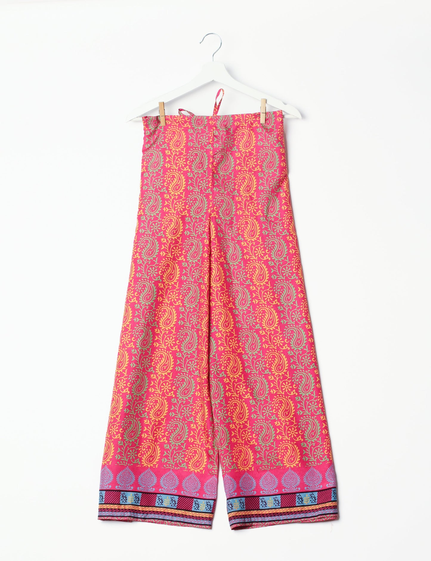 Immerse yourself in the vibrant allure of our PANTA PAREO – a distinctive piece made from handpicked, pre-worn saris, and carefully reworked by local artisans. This pareo is more than just a getaway must-have; it's a sustainable statement. Ideal as a layer over a bikini or a stylish throw, it brings eco-friendly charm to any room in your home. Embrace the colorful elegance of repurposed saris with the PANTA PAREO – an essential addition to your wardrobe for conscious and stylish living.