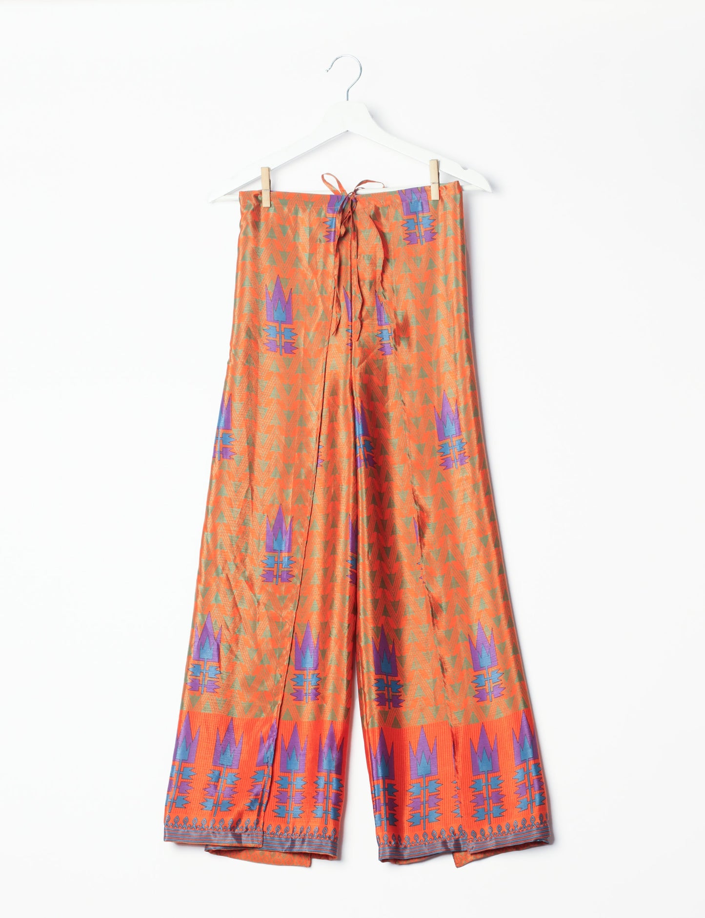 Immerse yourself in the vibrant allure of our PANTA PAREO – a distinctive piece made from handpicked, pre-worn saris, and carefully reworked by local artisans. This pareo is more than just a getaway must-have; it's a sustainable statement. Ideal as a layer over a bikini or a stylish throw, it brings eco-friendly charm to any room in your home. Embrace the colorful elegance of repurposed saris with the PANTA PAREO – an essential addition to your wardrobe for conscious and stylish living.