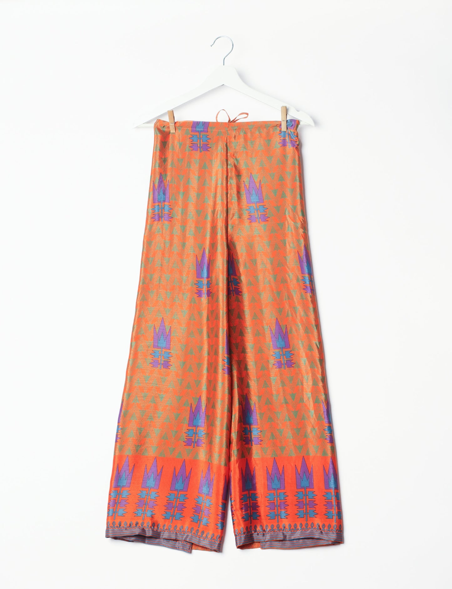 Immerse yourself in the vibrant allure of our PANTA PAREO – a distinctive piece made from handpicked, pre-worn saris, and carefully reworked by local artisans. This pareo is more than just a getaway must-have; it's a sustainable statement. Ideal as a layer over a bikini or a stylish throw, it brings eco-friendly charm to any room in your home. Embrace the colorful elegance of repurposed saris with the PANTA PAREO – an essential addition to your wardrobe for conscious and stylish living.