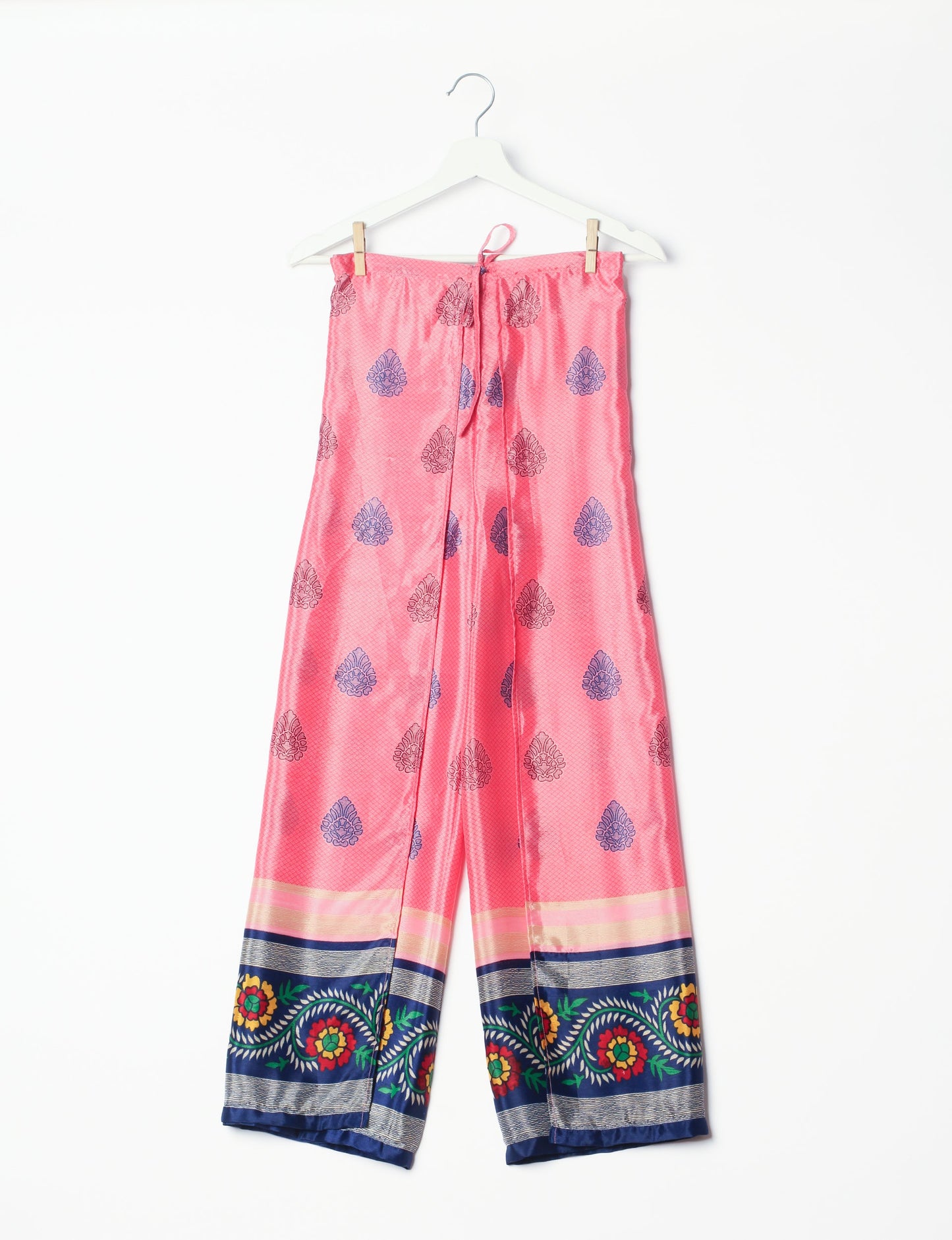 Immerse yourself in the vibrant allure of our PANTA PAREO – a distinctive piece made from handpicked, pre-worn saris, and carefully reworked by local artisans. This pareo is more than just a getaway must-have; it's a sustainable statement. Ideal as a layer over a bikini or a stylish throw, it brings eco-friendly charm to any room in your home. Embrace the colorful elegance of repurposed saris with the PANTA PAREO – an essential addition to your wardrobe for conscious and stylish living.