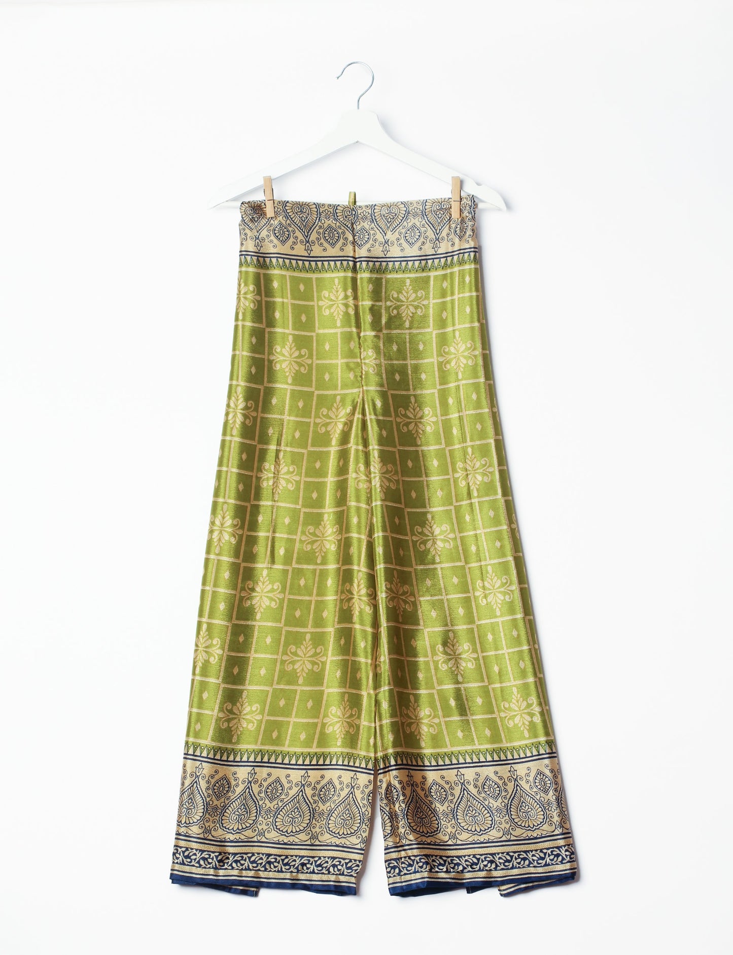 Immerse yourself in the vibrant allure of our PANTA PAREO – a distinctive piece made from handpicked, pre-worn saris, and carefully reworked by local artisans. This pareo is more than just a getaway must-have; it's a sustainable statement. Ideal as a layer over a bikini or a stylish throw, it brings eco-friendly charm to any room in your home. Embrace the colorful elegance of repurposed saris with the PANTA PAREO – an essential addition to your wardrobe for conscious and stylish living.