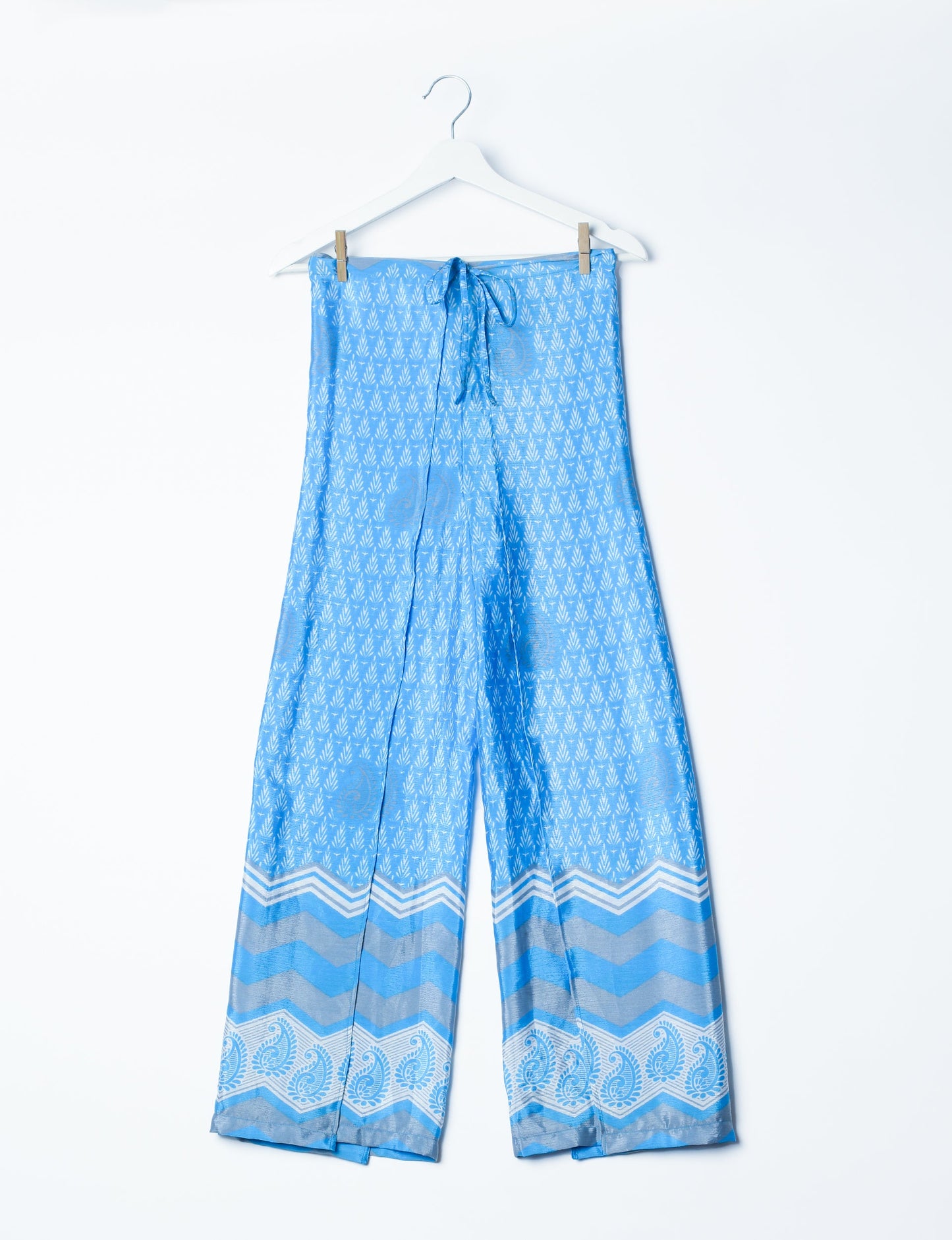 Immerse yourself in the vibrant allure of our PANTA PAREO – a distinctive piece made from handpicked, pre-worn saris, and carefully reworked by local artisans. This pareo is more than just a getaway must-have; it's a sustainable statement. Ideal as a layer over a bikini or a stylish throw, it brings eco-friendly charm to any room in your home. Embrace the colorful elegance of repurposed saris with the PANTA PAREO – an essential addition to your wardrobe for conscious and stylish living.