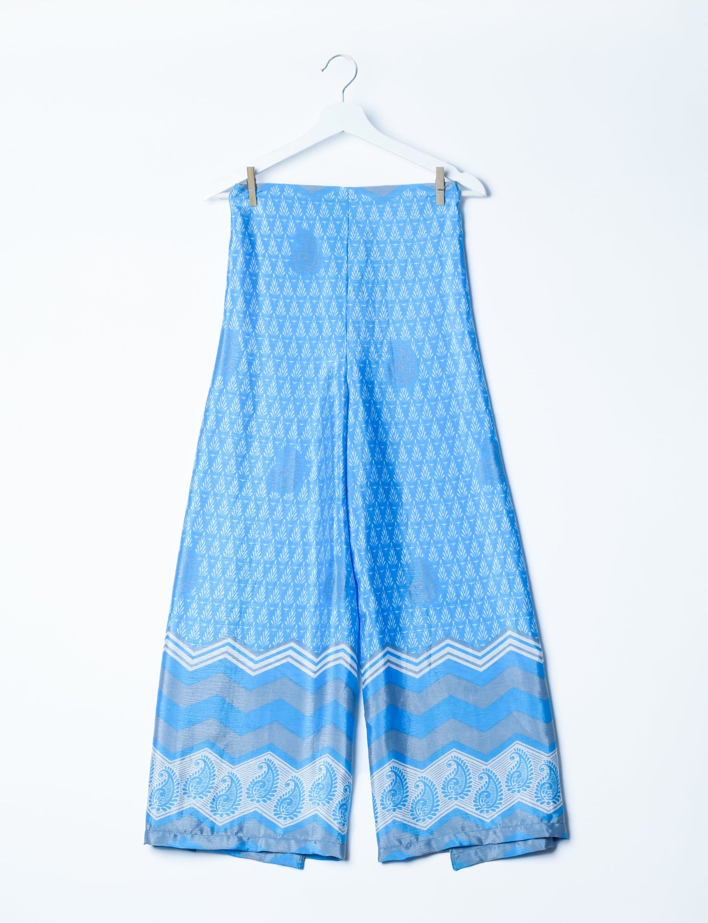 Immerse yourself in the vibrant allure of our PANTA PAREO – a distinctive piece made from handpicked, pre-worn saris, and carefully reworked by local artisans. This pareo is more than just a getaway must-have; it's a sustainable statement. Ideal as a layer over a bikini or a stylish throw, it brings eco-friendly charm to any room in your home. Embrace the colorful elegance of repurposed saris with the PANTA PAREO – an essential addition to your wardrobe for conscious and stylish living.