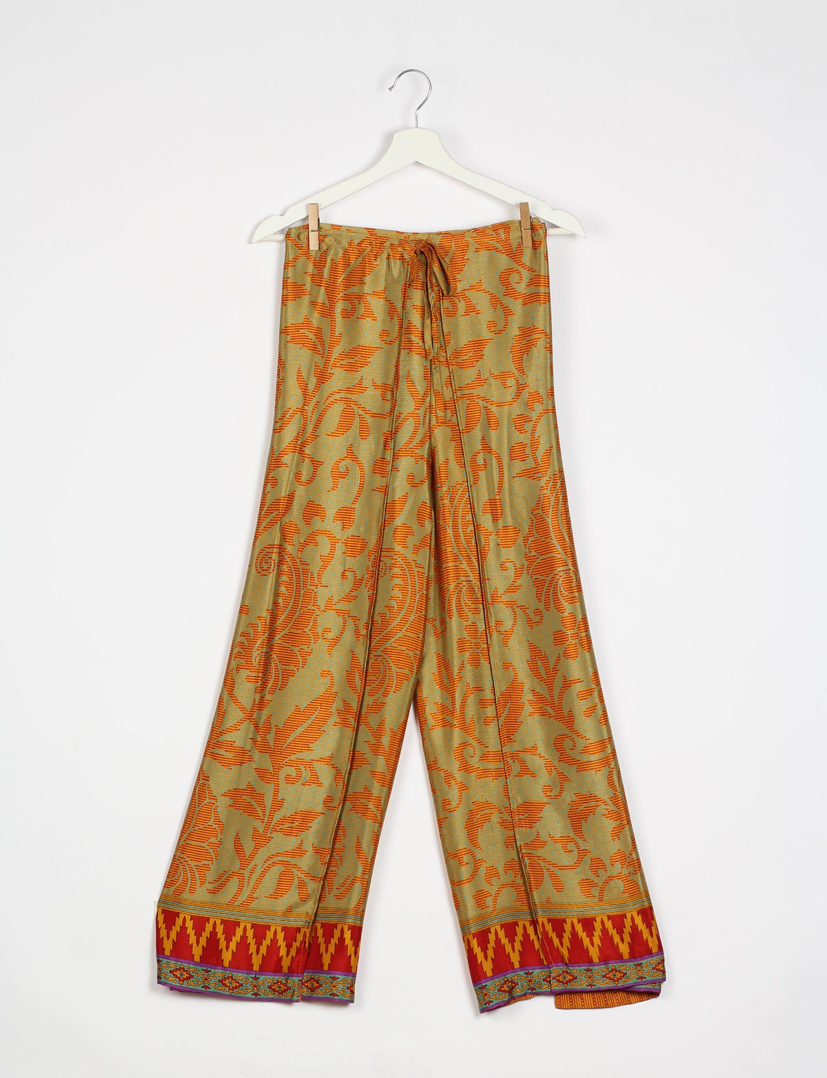 Immerse yourself in the vibrant allure of our PANTA PAREO – a distinctive piece made from handpicked, pre-worn saris, and carefully reworked by local artisans. This pareo is more than just a getaway must-have; it's a sustainable statement. Ideal as a layer over a bikini or a stylish throw, it brings eco-friendly charm to any room in your home. Embrace the colorful elegance of repurposed saris with the PANTA PAREO – an essential addition to your wardrobe for conscious and stylish living.