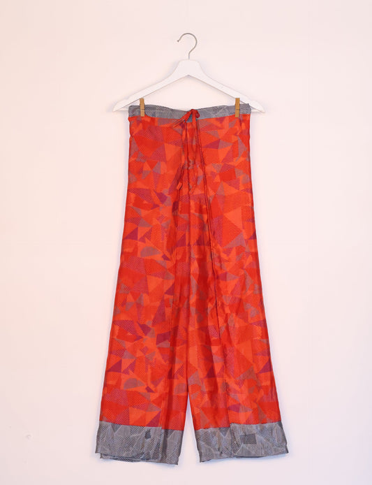 Immerse yourself in the vibrant allure of our PANTA PAREO – a distinctive piece made from handpicked, pre-worn saris, and carefully reworked by local artisans. This pareo is more than just a getaway must-have; it's a sustainable statement. Ideal as a layer over a bikini or a stylish throw, it brings eco-friendly charm to any room in your home. Embrace the colorful elegance of repurposed saris with the PANTA PAREO – an essential addition to your wardrobe for conscious and stylish living.