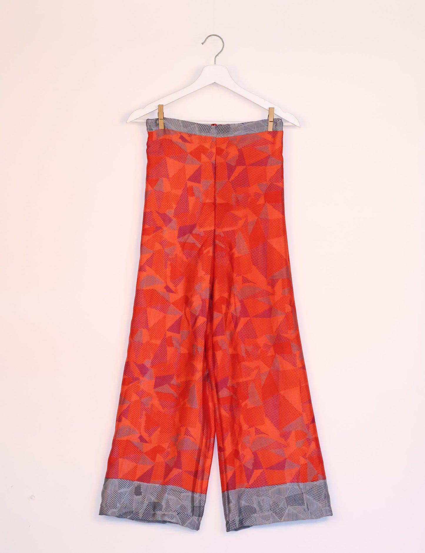 Immerse yourself in the vibrant allure of our PANTA PAREO – a distinctive piece made from handpicked, pre-worn saris, and carefully reworked by local artisans. This pareo is more than just a getaway must-have; it's a sustainable statement. Ideal as a layer over a bikini or a stylish throw, it brings eco-friendly charm to any room in your home. Embrace the colorful elegance of repurposed saris with the PANTA PAREO – an essential addition to your wardrobe for conscious and stylish living.