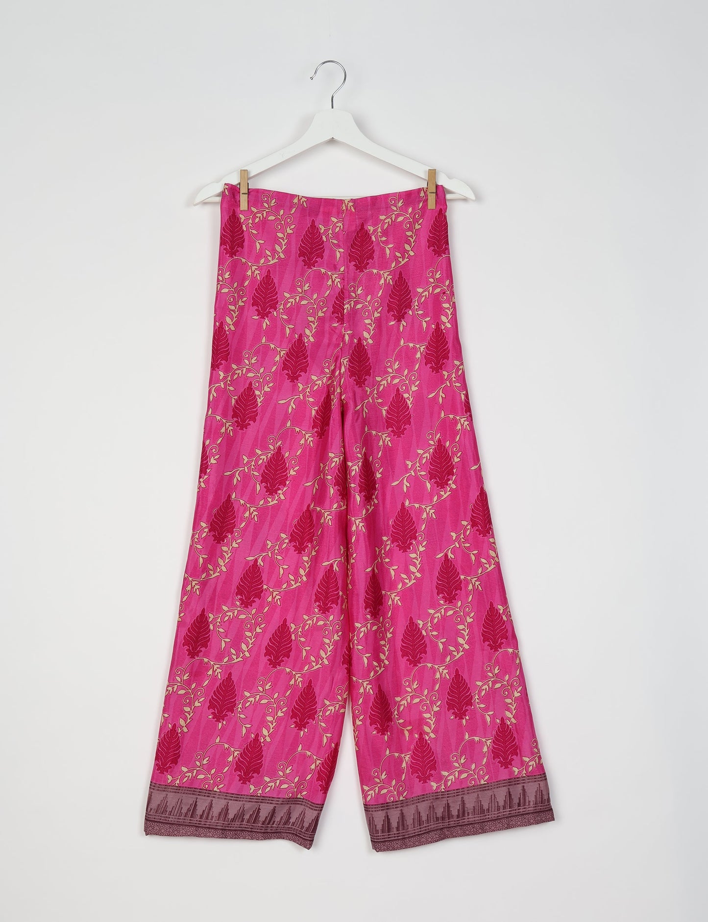 Immerse yourself in the vibrant allure of our PANTA PAREO – a distinctive piece made from handpicked, pre-worn saris, and carefully reworked by local artisans. This pareo is more than just a getaway must-have; it's a sustainable statement. Ideal as a layer over a bikini or a stylish throw, it brings eco-friendly charm to any room in your home. Embrace the colorful elegance of repurposed saris with the PANTA PAREO – an essential addition to your wardrobe for conscious and stylish living.