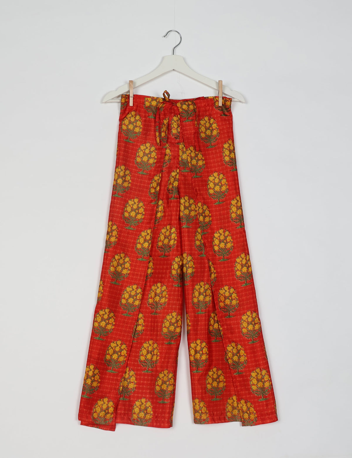 Immerse yourself in the vibrant allure of our PANTA PAREO – a distinctive piece made from handpicked, pre-worn saris, and carefully reworked by local artisans. This pareo is more than just a getaway must-have; it's a sustainable statement. Ideal as a layer over a bikini or a stylish throw, it brings eco-friendly charm to any room in your home. Embrace the colorful elegance of repurposed saris with the PANTA PAREO – an essential addition to your wardrobe for conscious and stylish living.