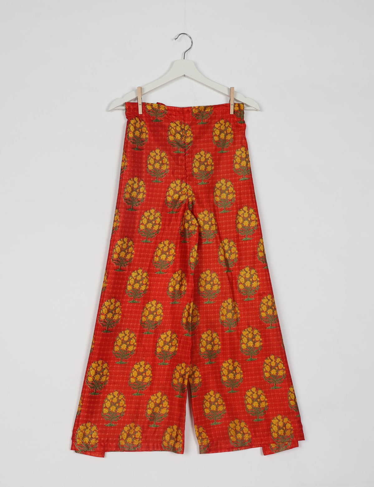 Immerse yourself in the vibrant allure of our PANTA PAREO – a distinctive piece made from handpicked, pre-worn saris, and carefully reworked by local artisans. This pareo is more than just a getaway must-have; it's a sustainable statement. Ideal as a layer over a bikini or a stylish throw, it brings eco-friendly charm to any room in your home. Embrace the colorful elegance of repurposed saris with the PANTA PAREO – an essential addition to your wardrobe for conscious and stylish living.