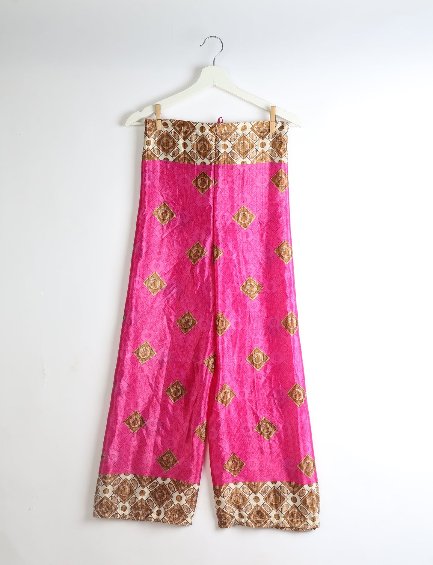 Immerse yourself in the vibrant allure of our PANTA PAREO – a distinctive piece made from handpicked, pre-worn saris, and carefully reworked by local artisans. This pareo is more than just a getaway must-have; it's a sustainable statement. Ideal as a layer over a bikini or a stylish throw, it brings eco-friendly charm to any room in your home. Embrace the colorful elegance of repurposed saris with the PANTA PAREO – an essential addition to your wardrobe for conscious and stylish living.