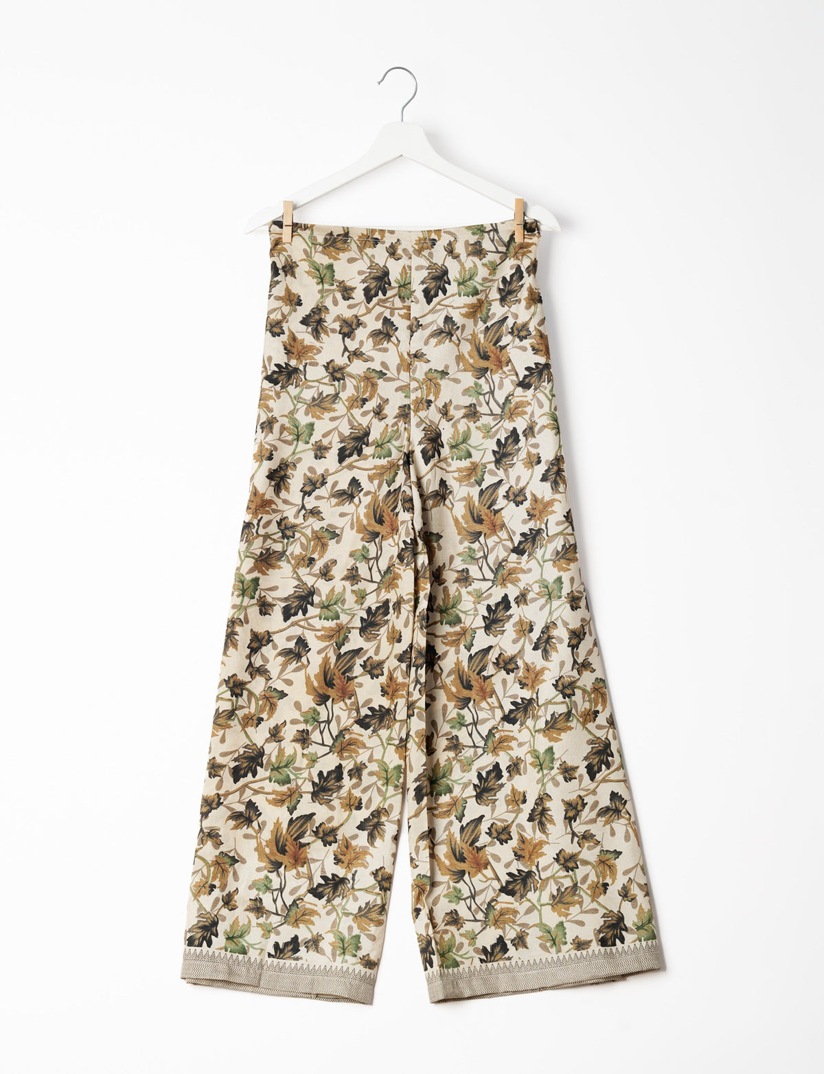 Immerse yourself in the vibrant allure of our PANTA PAREO – a distinctive piece made from handpicked, pre-worn saris, and carefully reworked by local artisans. This pareo is more than just a getaway must-have; it's a sustainable statement. Ideal as a layer over a bikini or a stylish throw, it brings eco-friendly charm to any room in your home. Embrace the colorful elegance of repurposed saris with the PANTA PAREO – an essential addition to your wardrobe for conscious and stylish living.