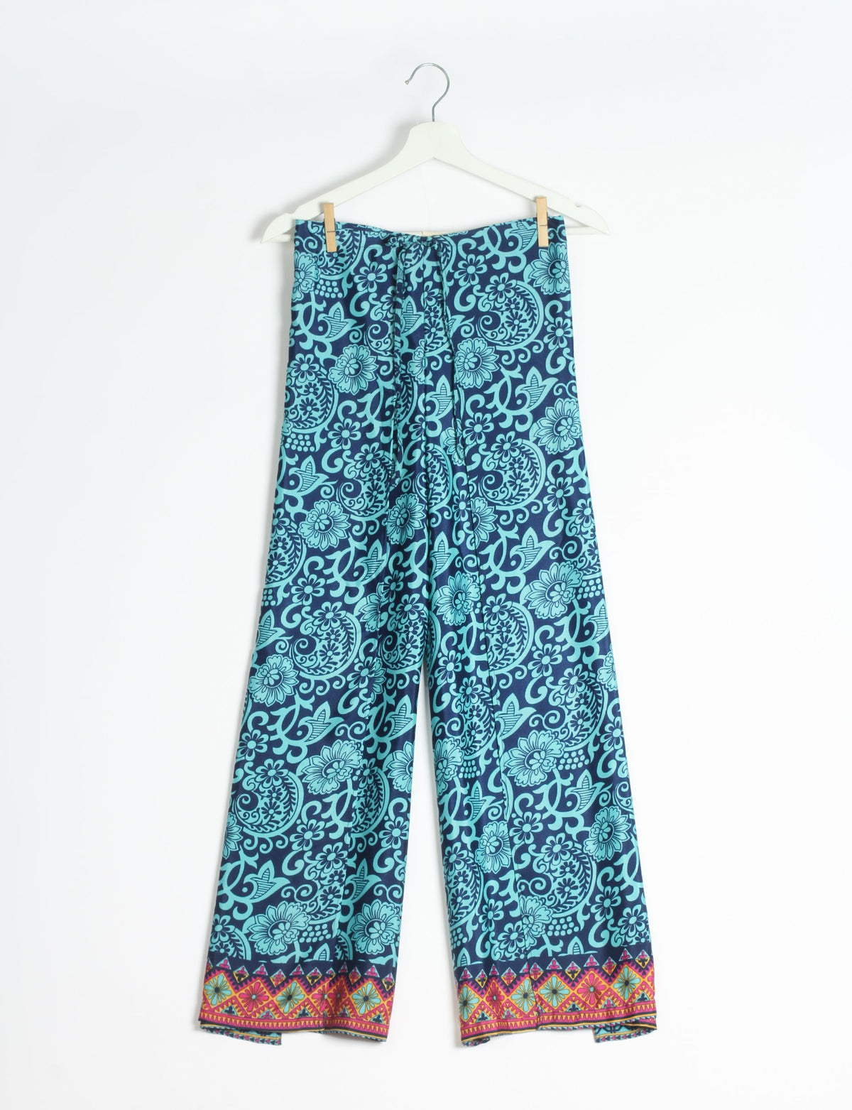 Immerse yourself in the vibrant allure of our PANTA PAREO – a distinctive piece made from handpicked, pre-worn saris, and carefully reworked by local artisans. This pareo is more than just a getaway must-have; it's a sustainable statement. Ideal as a layer over a bikini or a stylish throw, it brings eco-friendly charm to any room in your home. Embrace the colorful elegance of repurposed saris with the PANTA PAREO – an essential addition to your wardrobe for conscious and stylish living.