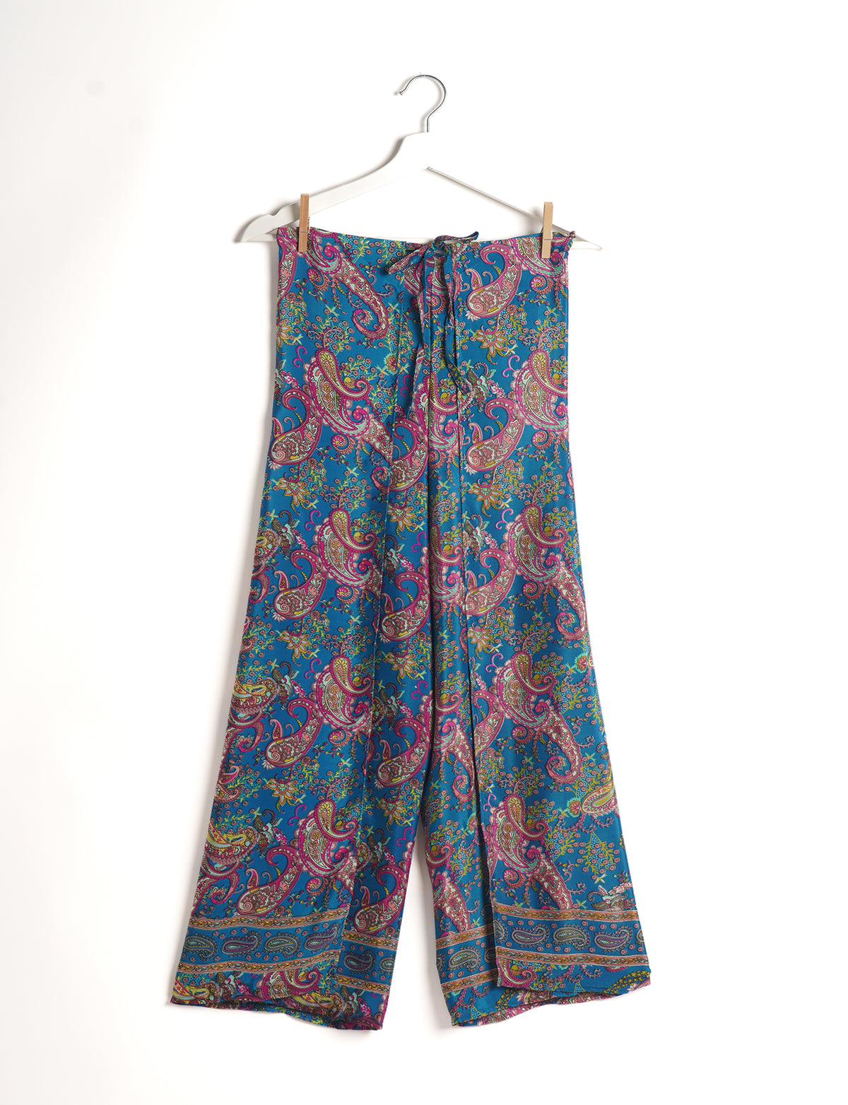 Immerse yourself in the vibrant allure of our PANTA PAREO – a distinctive piece made from handpicked, pre-worn saris, and carefully reworked by local artisans. This pareo is more than just a getaway must-have; it's a sustainable statement. Ideal as a layer over a bikini or a stylish throw, it brings eco-friendly charm to any room in your home. Embrace the colorful elegance of repurposed saris with the PANTA PAREO – an essential addition to your wardrobe for conscious and stylish living.