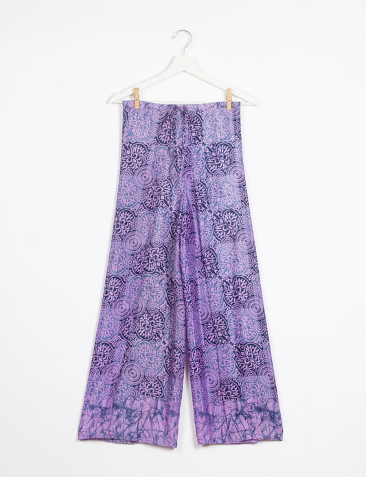 Immerse yourself in the vibrant allure of our PANTA PAREO – a distinctive piece made from handpicked, pre-worn saris, and carefully reworked by local artisans. This pareo is more than just a getaway must-have; it's a sustainable statement. Ideal as a layer over a bikini or a stylish throw, it brings eco-friendly charm to any room in your home. Embrace the colorful elegance of repurposed saris with the PANTA PAREO – an essential addition to your wardrobe for conscious and stylish living.