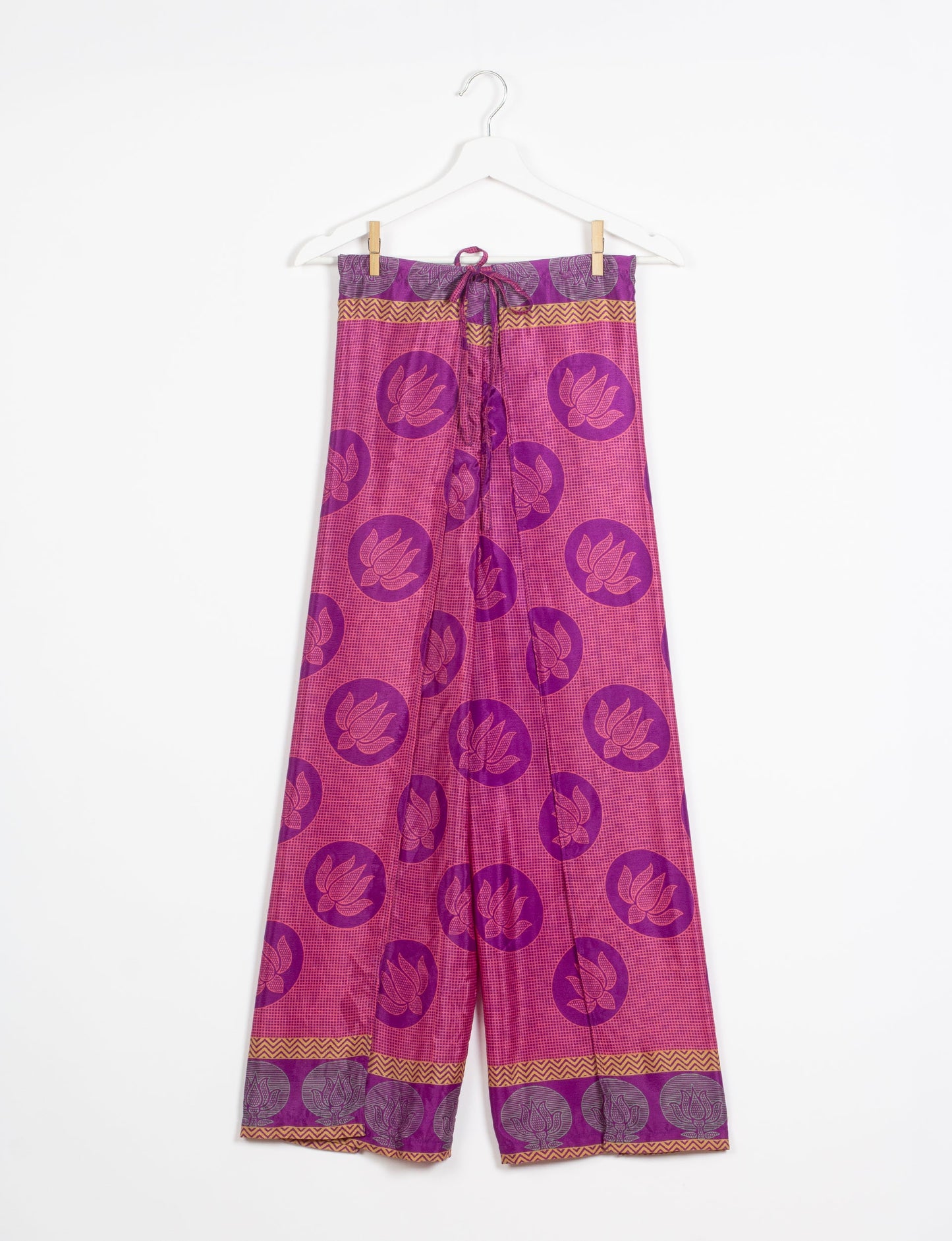 Immerse yourself in the vibrant allure of our PANTA PAREO – a distinctive piece made from handpicked, pre-worn saris, and carefully reworked by local artisans. This pareo is more than just a getaway must-have; it's a sustainable statement. Ideal as a layer over a bikini or a stylish throw, it brings eco-friendly charm to any room in your home. Embrace the colorful elegance of repurposed saris with the PANTA PAREO – an essential addition to your wardrobe for conscious and stylish living.