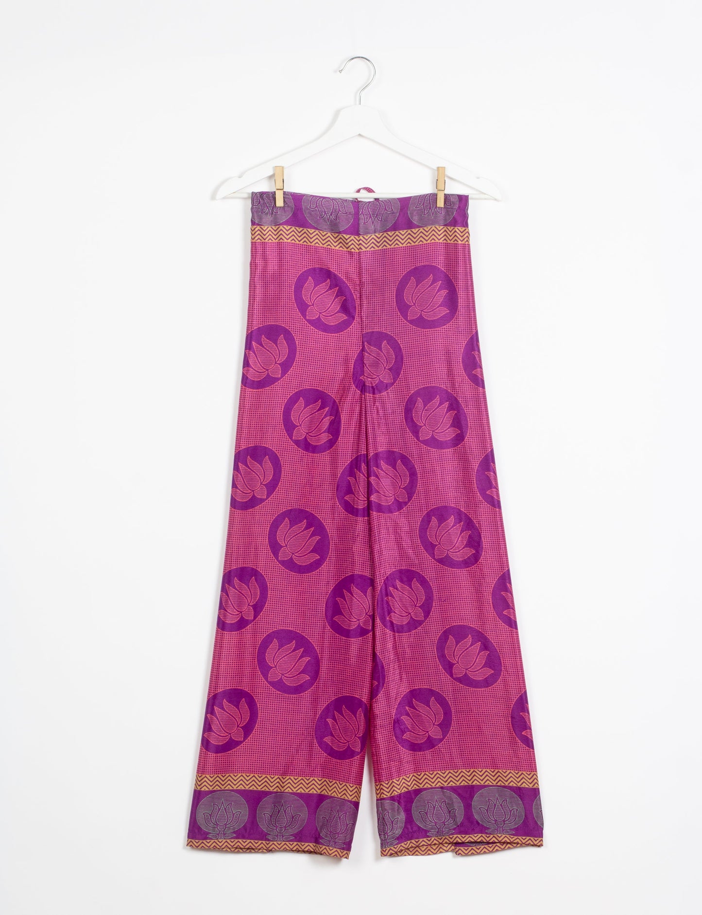 Immerse yourself in the vibrant allure of our PANTA PAREO – a distinctive piece made from handpicked, pre-worn saris, and carefully reworked by local artisans. This pareo is more than just a getaway must-have; it's a sustainable statement. Ideal as a layer over a bikini or a stylish throw, it brings eco-friendly charm to any room in your home. Embrace the colorful elegance of repurposed saris with the PANTA PAREO – an essential addition to your wardrobe for conscious and stylish living.