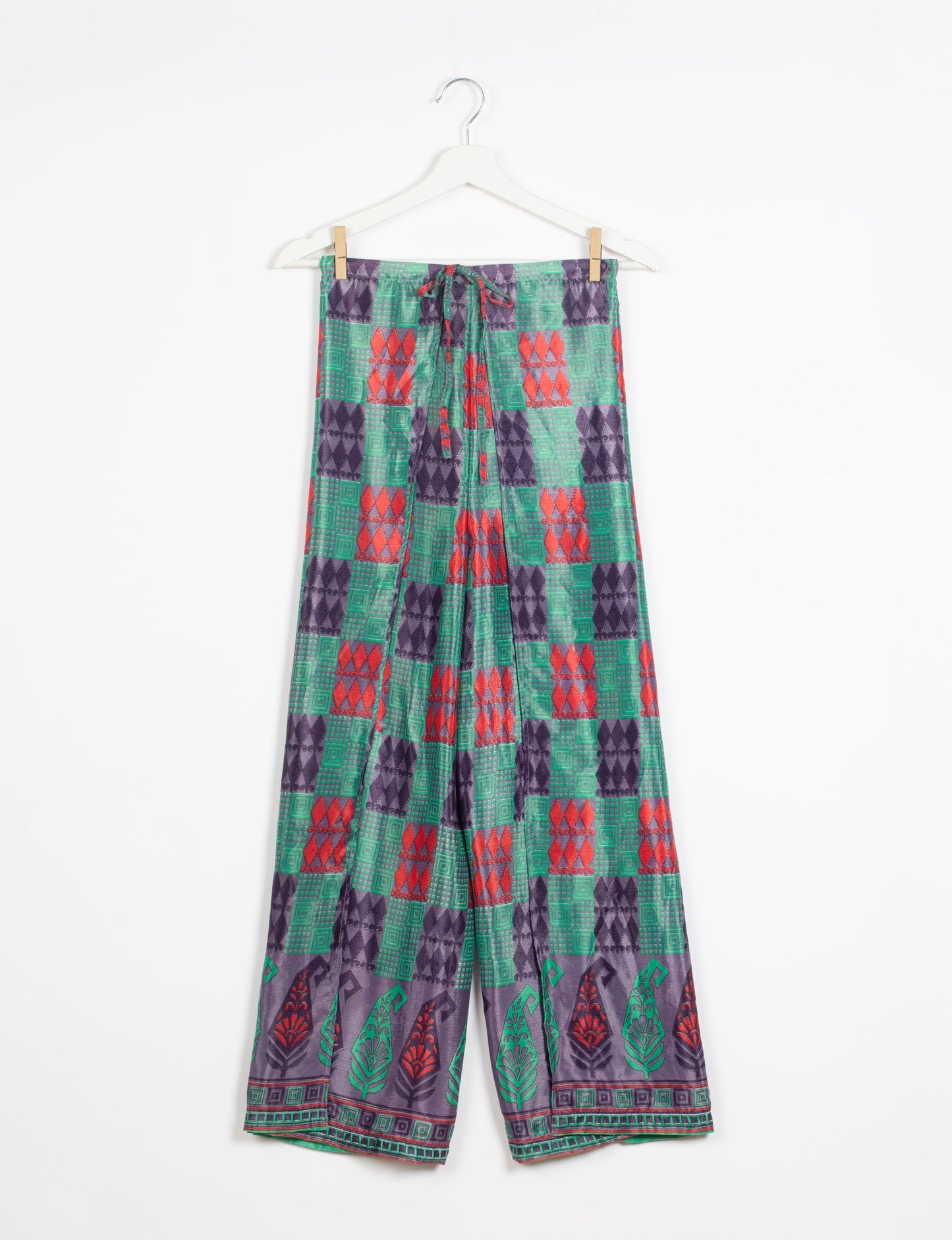 Immerse yourself in the vibrant allure of our PANTA PAREO – a distinctive piece made from handpicked, pre-worn saris, and carefully reworked by local artisans. This pareo is more than just a getaway must-have; it's a sustainable statement. Ideal as a layer over a bikini or a stylish throw, it brings eco-friendly charm to any room in your home. Embrace the colorful elegance of repurposed saris with the PANTA PAREO – an essential addition to your wardrobe for conscious and stylish living.