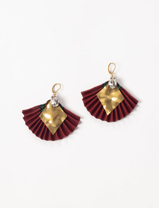 Elevate your style sustainably with our PLEATED EARRINGS – a fusion of ethical fashion and eco-conscious design. Created from pre-loved saris using heat set pleats, these earrings embody zero waste clothing and upcycled fashion. Fastened with hooks, adorned with a diamond-shaped metallic plate and a special drop-shaped jewel. Hypoallergy tested metal hooks, nickel, and lead-free, making them a conscious and skin-friendly accessory.