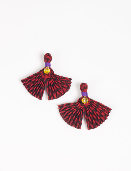 Adorn yourself sustainably with our PLEATED EARRINGS – fan-shaped wonders with a top knot and a tiny stone. Meticulously hand-pleated from Indian saris, these earrings reflect ethical clothing, green fashion, and slow fashion. Fastened with hypoallergy tested metal hooks, nickel, and lead-free, making them a conscious and stylish accessory.